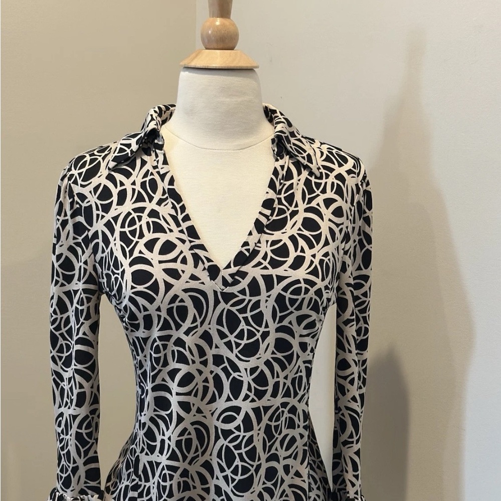 Diane Von Furstenberg Black & White Printed Long Sleeve Collared V-Neck Top